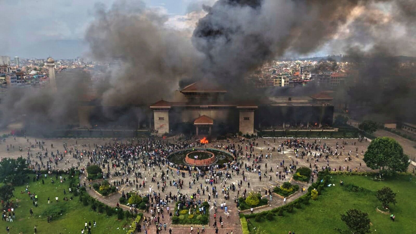 नेपाल में जनरल जेड विरोध क्यों हुआ? प्रदर्शनकारी 'बड़े' प्रश्न का उत्तर देता है, पूर्व-पीएम केपी ओली के बाहर करने के बाद नए नियमों की मांग करता है