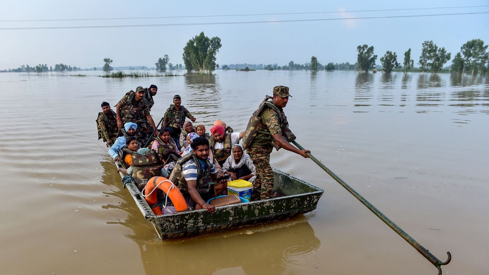 पंजाब बाढ़: सोनू सूद, अम्मी विर्क प्रभावित परिवारों का समर्थन करने के लिए कदम; दिलजीत दोसांज ने 10 गांवों को गोद लिया