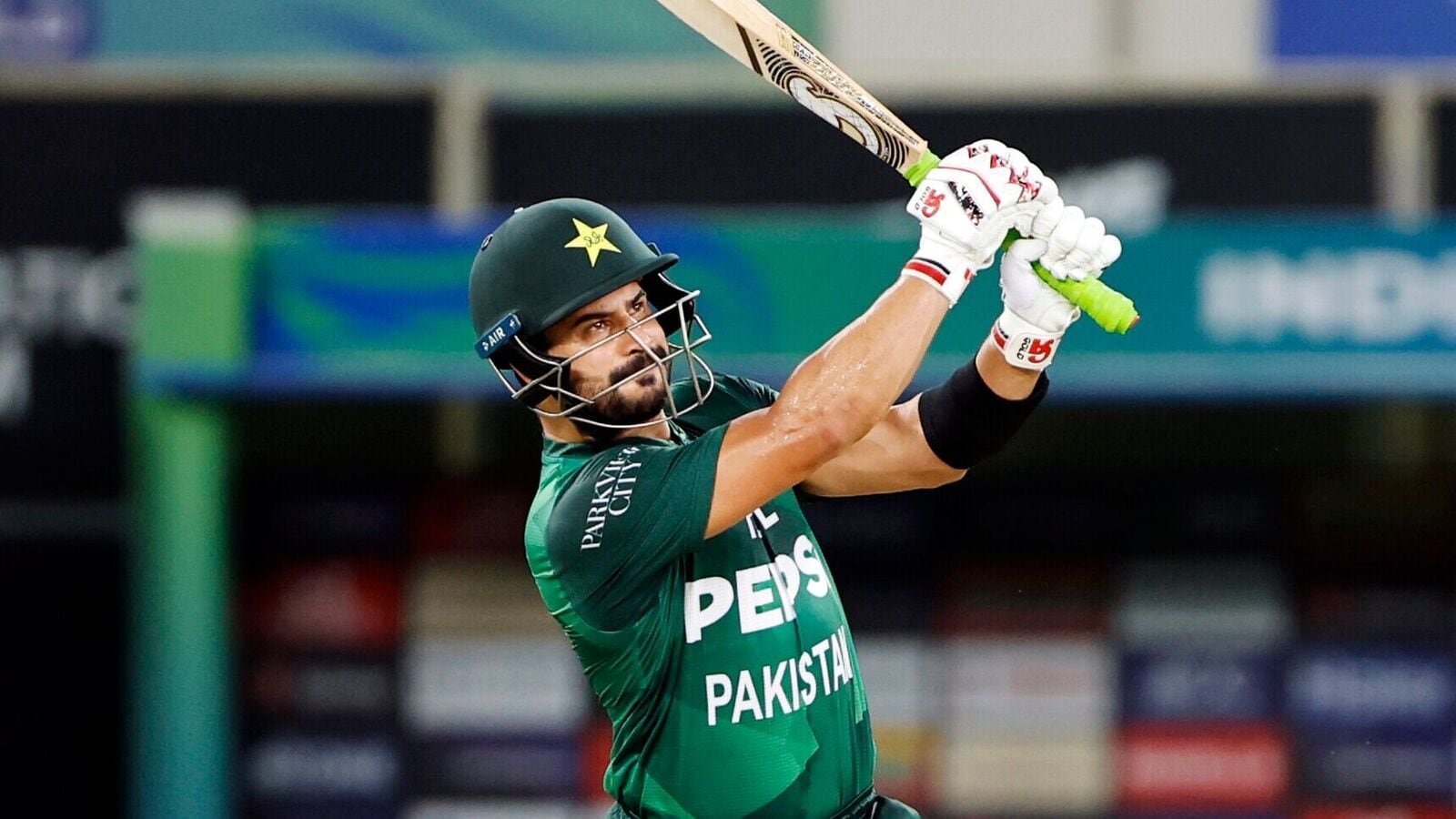 पाकिस्तानियों ने साहिबजादा फरहान के रूप में जशिप जश्नरत बुमराह को पार्क से बाहर निकाल दिया; भारतीय प्रशंसक क्विप, 'ग्रेट टेस्ट पारी'