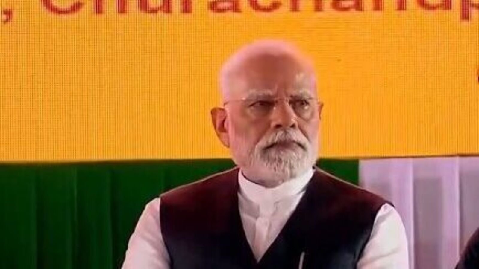पीएम मोदी मणिपुर पहुंचते हैं, जातीय हिंसा पीड़ितों से मिलते हैं, इन्फ्रा प्रोजेक्ट्स का उद्घाटन करते हैं, जो कि 7,300 करोड़ से अधिक है। घड़ी