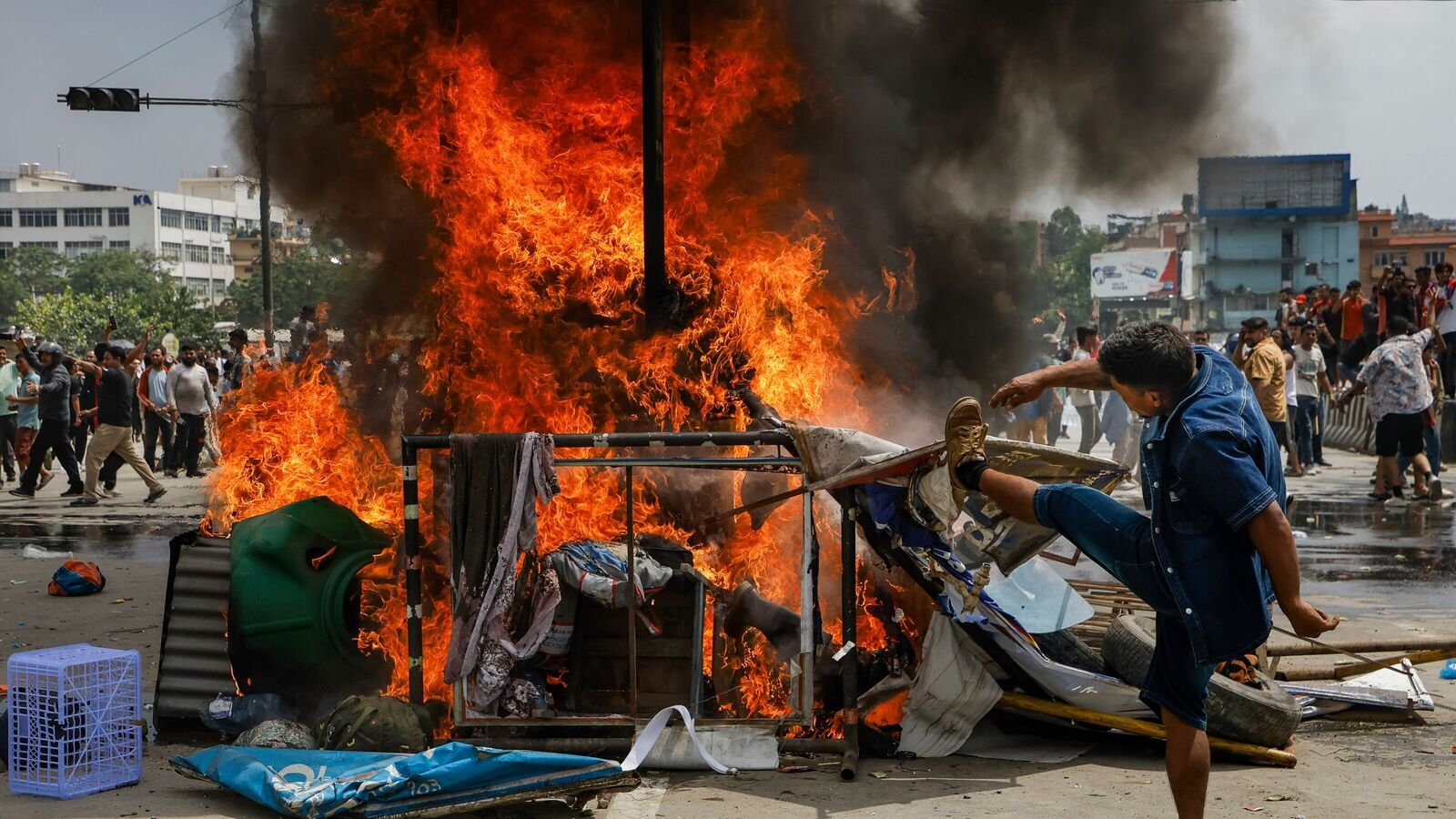 पूर्व नेपल पीएम झलनाथ खानल की पत्नी राज्यालक्समी चित्रकर की मृत्यु के बाद जनरल जेड प्रदर्शनकारियों ने अपने घर को आग लगा दी