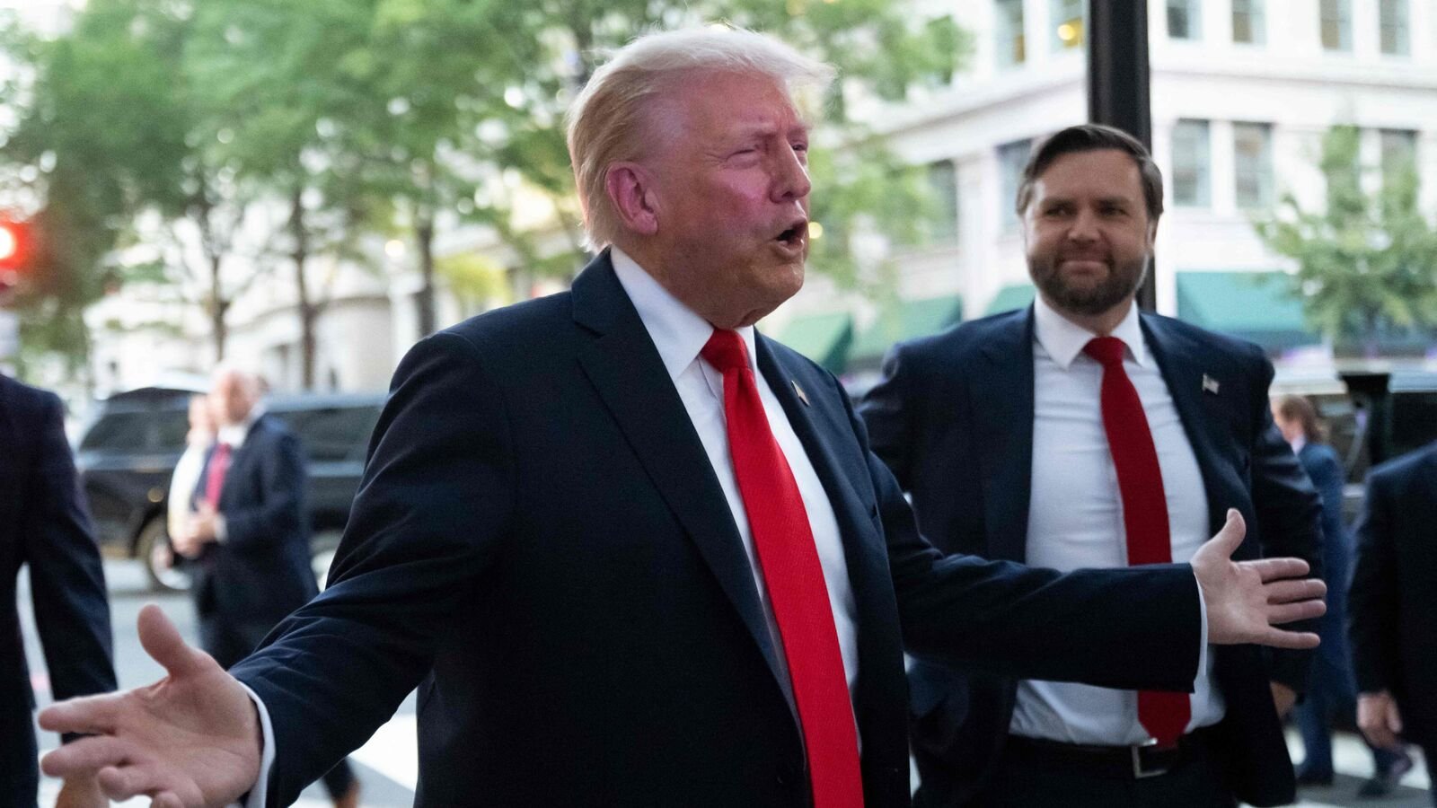 प्रतिबंध बनाम टैरिफ्स? रिपोर्ट में कहा गया है