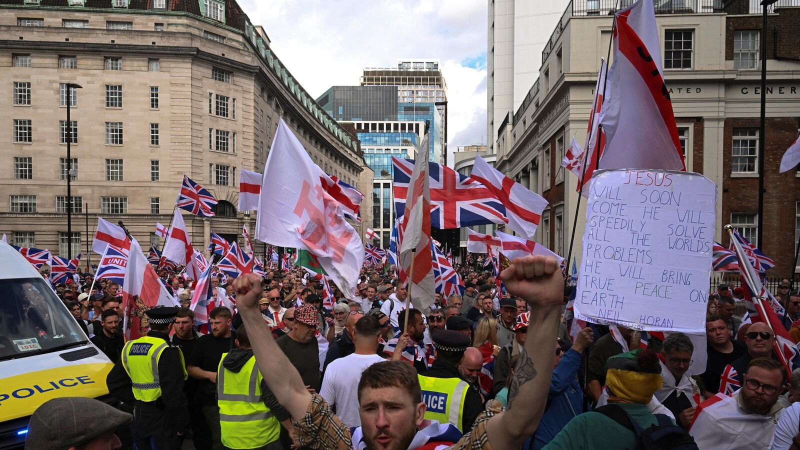 ब्रिटेन बड़े पैमाने पर एंटी-एमिग्रेजेशन विरोध देखता है, एलोन मस्क जुड़ता है, 'नस्लवाद के लिए खड़े होकर' काउंटर: 'फाइट बैक या डाई' | 5 अंक