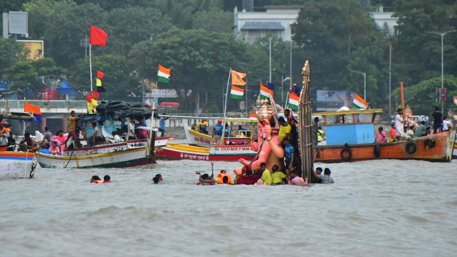 'भक्ति, अराजकता, और राइजिंग टाइड्स': लालबग्चा राजा के विसारजान में 'असामान्य 13-उनकी देरी' का कारण क्या हुआ?