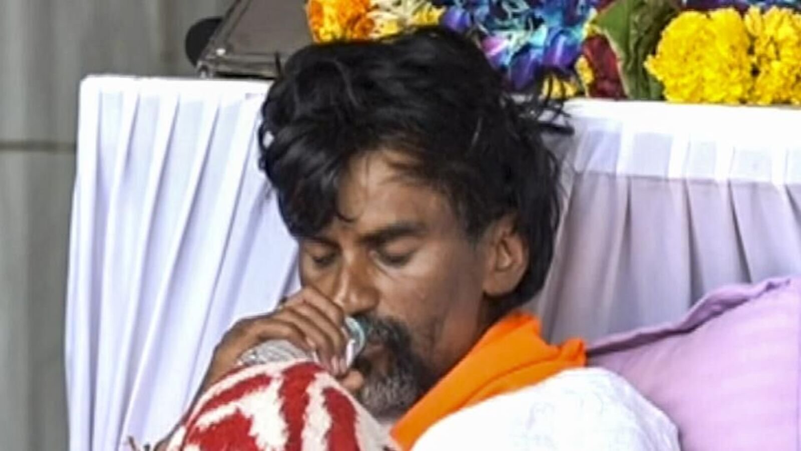 मनोज जरनरेंज मराठा कोटा पर मौत के लिए तेजी से तोड़ता है क्योंकि हैदराबाद गजेटियर पर महाराष्ट्र मुद्दे जीआर