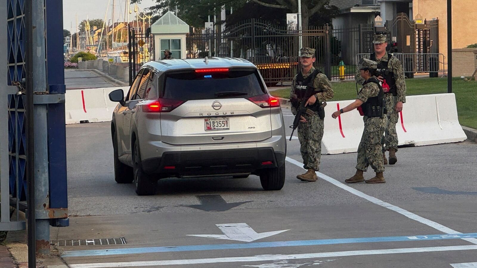 यूएस नेवल एकेडमी मिडशिपमैन ने धमकी की रिपोर्ट के लिए पुलिस की प्रतिक्रिया के दौरान गोली मार दी