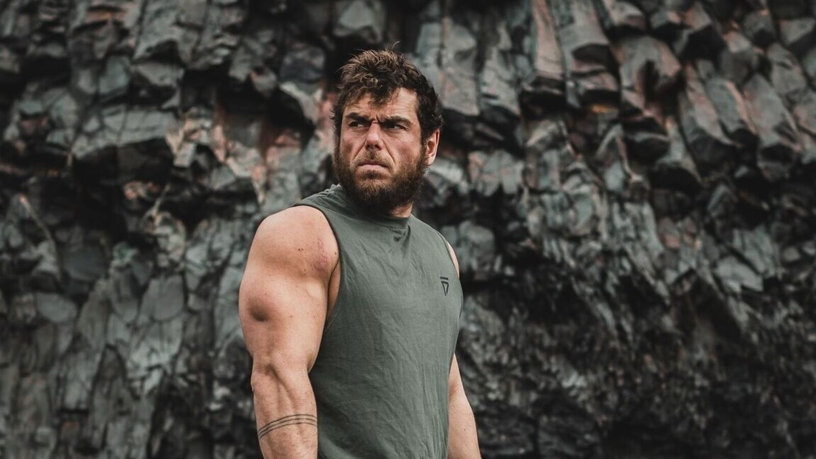 रॉस एडगले ने पहली बार आइसलैंड के चारों ओर 1,000 मील की दूरी पर तैरने के लिए, क्रिस हेम्सवर्थ से प्रशंसा प्राप्त की