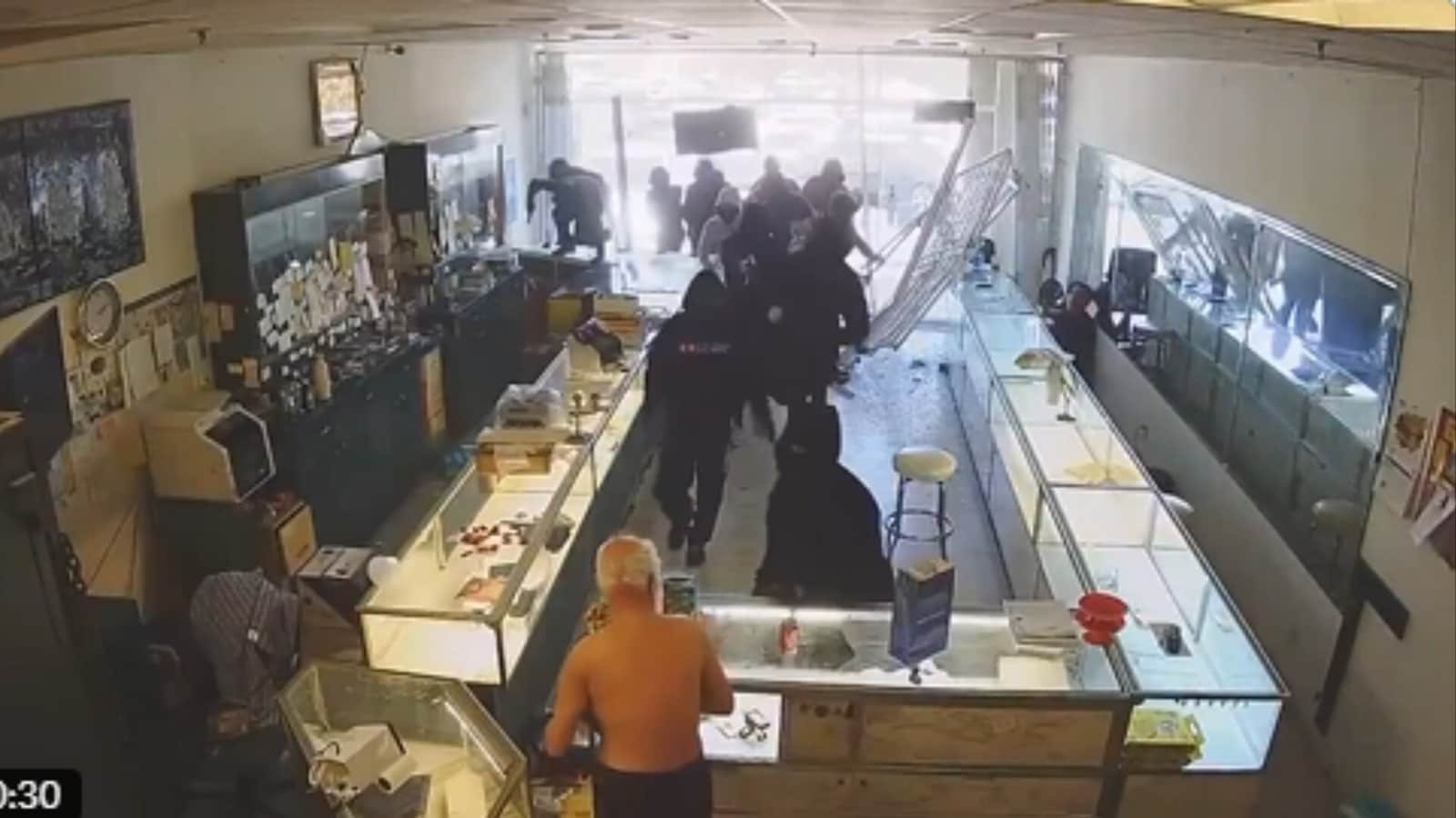 व्यापक दिन के उजाले में नकाबपोश पुरुष रैम कार यूएस ज्वेलरी स्टोर में, फिर इसे लूटते हैं | वीडियो