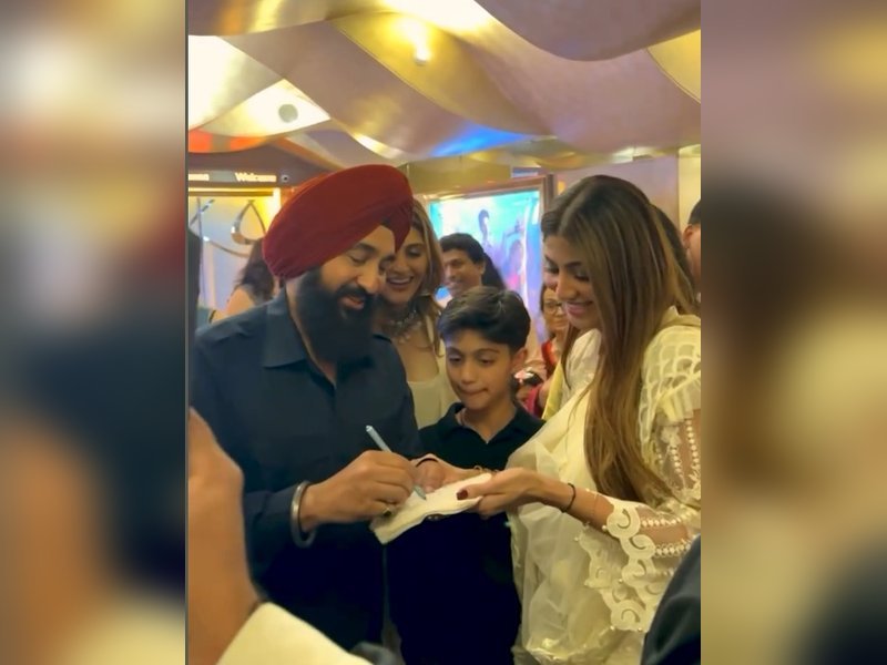 शिल्पा शेट्टी को उनके 'फॉरएवर हीरो' राज कुंड्रा से 'पहला ऑटोग्राफ' मिलता है