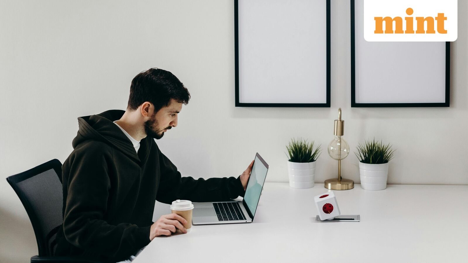 Startup founder making  <span class='webrupee'>₹</span>1 lakh monthly, pondered rejecting  <span class='webrupee'>₹</span>40 lakh job opportunity.