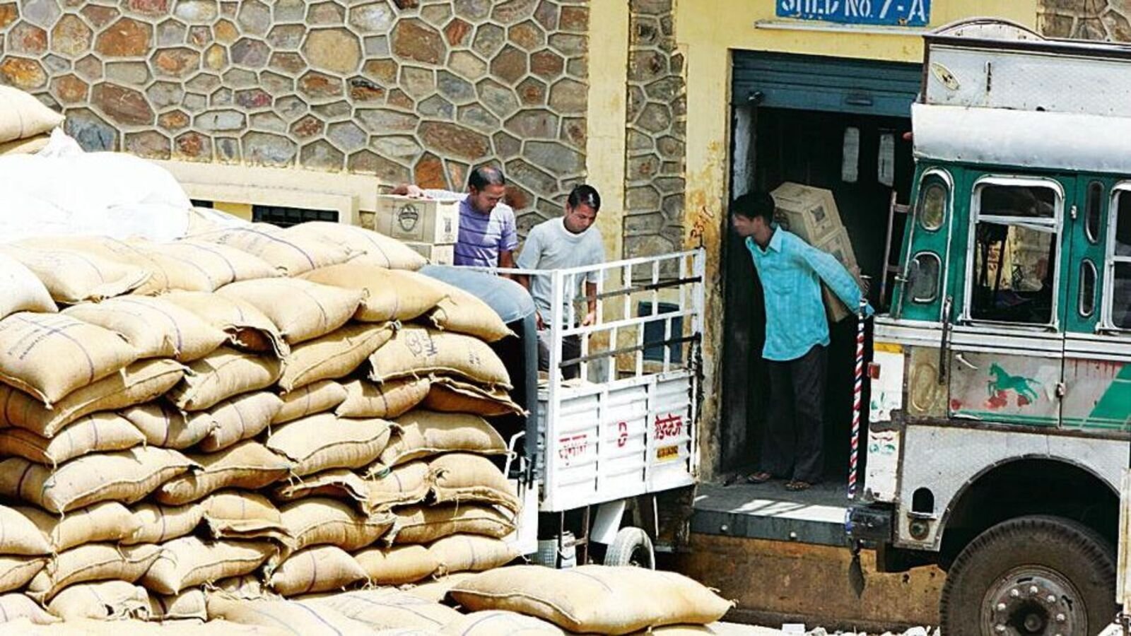 घातक दुर्घटनाओं के बाद केंद्र ट्रैक्टर ट्रेलरों पर सुरक्षा जांच कड़ी करेगा